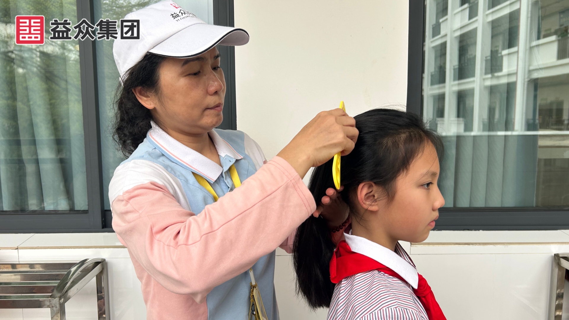 托管老師幫孩子梳理頭發(fā)1_副本